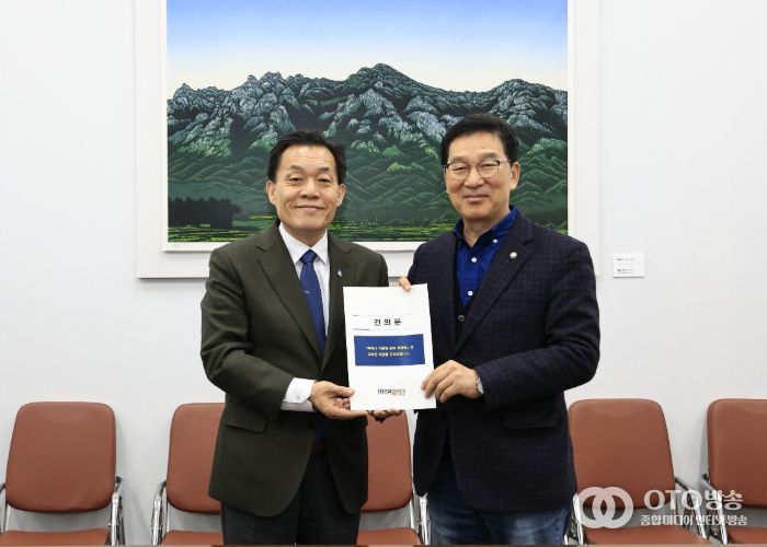 이재준 수원시장(왼쪽)이 신정훈 국회 행정안전위원장에게 건의문을 전달하고 있다.