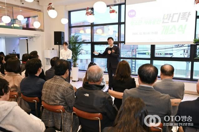 이민근 안산시장이 10일 반월동 청소년자유공간 ‘반디락’ 개소식에서 인사 발언을 하고 있다.