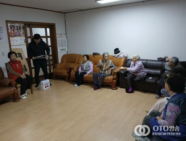 안산시 식품위생감시원이 관내 경로당 노인을 대상으로 허위·과대광고 피해 예방 순회 교육을 진행하고 있다.