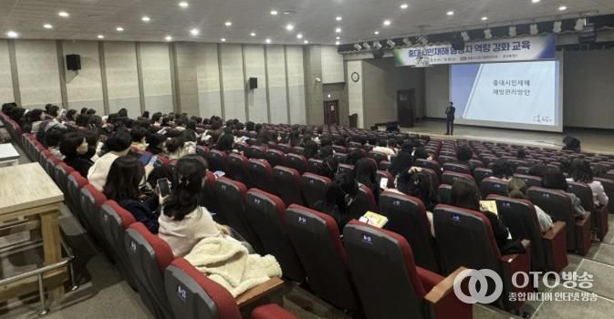 화성특례시가 11일 중대시민재해 대상시설 담당자 등을 대상으로 안전관리 역량강화 교육을 하고 있다