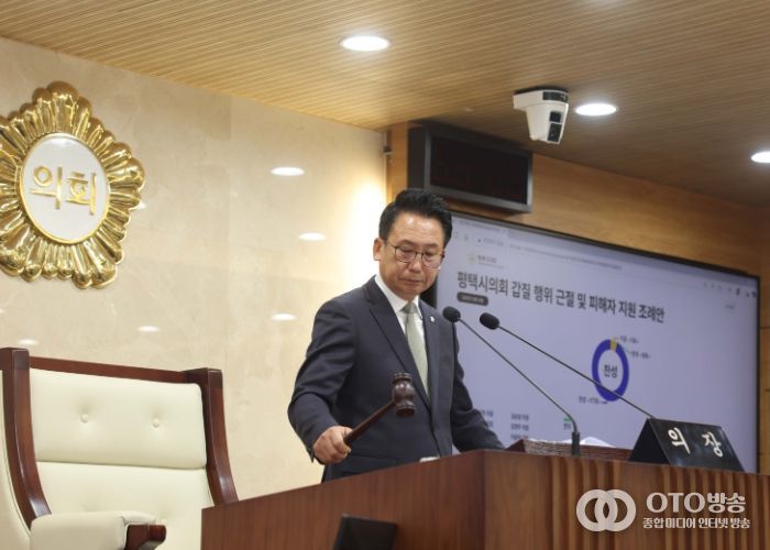 제259회 제2차 정례회 제2차 본회의에서 타봉하는 강정구의장