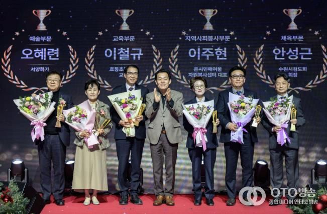 이재준 수원시장(가운데)과 수원시 문화상 수상자들이 함께하고 있다. 이주현 온시민 매여울자원봉사센터 대표(오른쪽부터) 안성근 수원시 검도회 회장, 최윤정 중부일보 대표이사, 이재준 시장, 이철규 효동초등학교 교장, 오혜련 서양화가, 김경환 성균관대학교 글로벌창업대학원 원장.