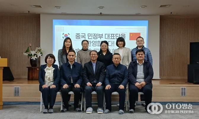 수원시를 방문한 중국 민정부 대표단이 기념촬영을 하고 있다.