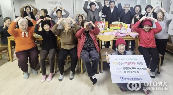 수원시 영통구 매탄2동 주민자치회, 연말맞이 한국1차아파트 경로당에 '손수 뜬 털모자와 후원 물품' 나눔