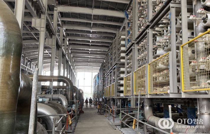 역삼투 막여과 시설(물 분자만 통과할 수 있는 분리막(RO막)을 이용하여 삼투압 이상의 압력을 가해서 담수를 생산하는 핵심 시설)