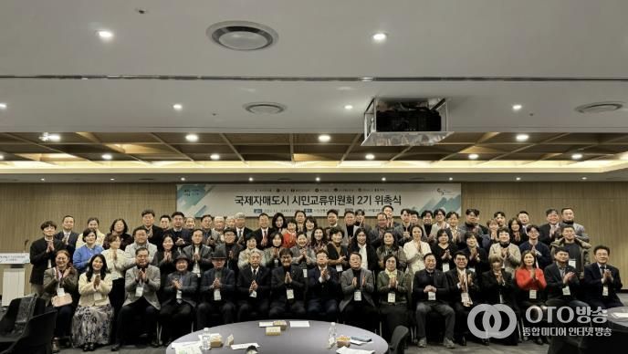 김현수 수원특례시 제1부시장과 국제자매도시 시민교류위원회 2기 위원들이 기념촬영을 하고 있다.