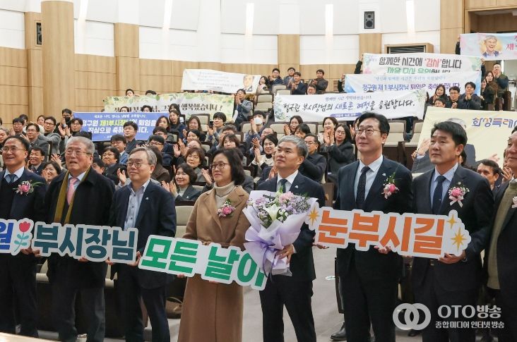 29일 열린 정구원 화성특례시 제1부시장 퇴임식에서 참석자들이 기념촬영을 하고 있다
