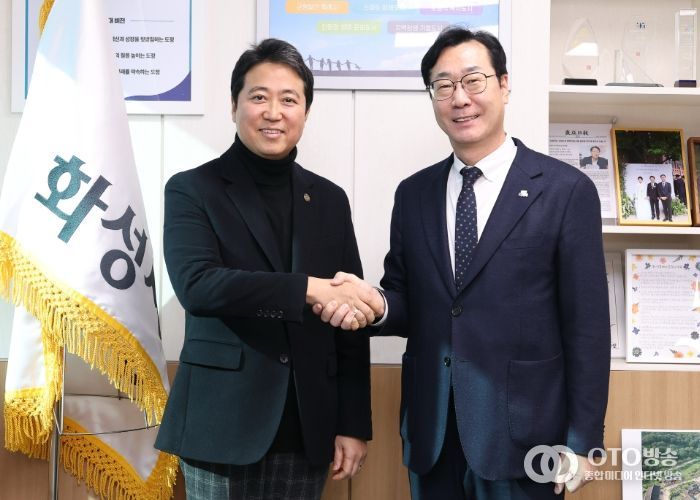 정명근 화성특례시장이 최고조 주한 가나 공화국 대사와 기념촬영을 하고 있다