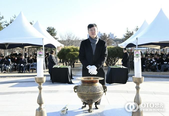 이민근 안산시장이 1일 원곡공원 내 현충탑에서 국가를 위해 희생·헌신한 분들에 대한 참배를 하고 있다.