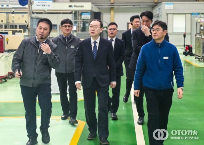 이명구 관세청장(가운데)이 5일 중국 북경에 위치한 HL만도 현지 공장을 방문하여 업체의 애로사항 등을 청취한 뒤 공장을 둘러보고 있다.