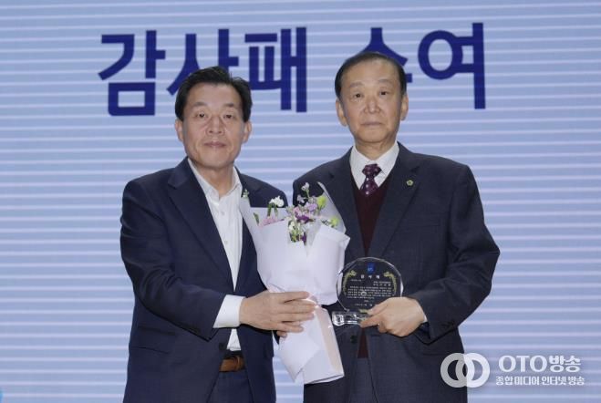 이재준 시장(왼쪽)이 제3대 진성원 협의회장에게 감사패를 수여하고 있다.