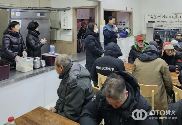 사통팔달협의회, 수원역 노숙인 대상 '사랑의 무료급식' 봉사 펼쳐