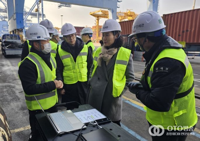 이진희 관세청 통관국장(오른쪽에서 두번째)이 29일 부산신항을 방문하여 해상화물 통관 현장을 점검하고 있다.