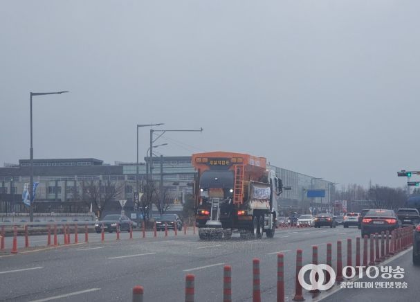 지난 1월 11일 제설차량으로 도로에 제설제를 살포하는 모습.