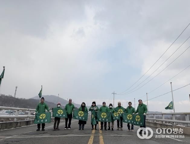 신양면 새마을협의회 새마을기 교체 활동 모습