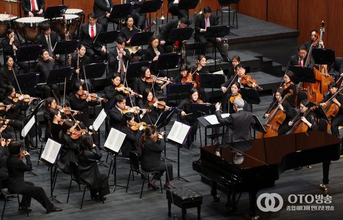 금난새 지휘자가 성남시립교향악단을 지휘하고 있다.
