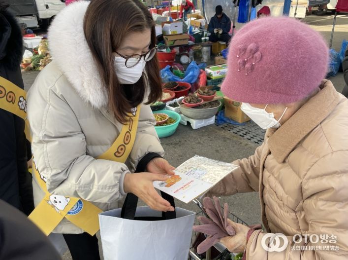정신건강 전담 인력이 청양시장에서 리플릿 및 홍보물품을 배부하고 있다.