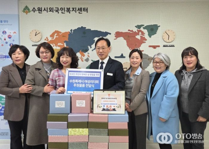 전달식 참석자들이 기념촬영을 하고 있다.