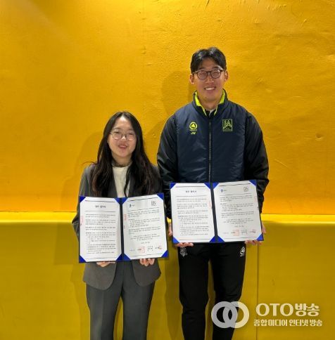 수원시·장안리틀풋볼아카데미 관계자가 협약식 후 기념촬영을 하고 있다.