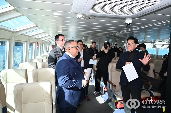 23일 데이비드 파나이오투(런던리버서비스 헤드), 조나단 피게로아(뉴욕페리 수석부사장)가 한강버스에 탑승하여 현장을 직접 답사하고 있다.