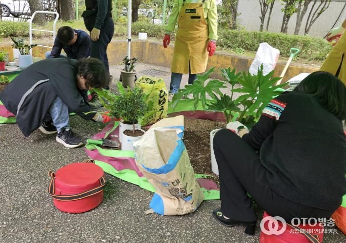 ‘찾아가는 새빛 정원 상담실’에서 시민들이 분갈이 교육을 받고 있다.