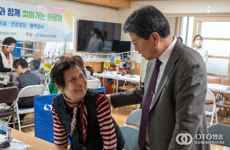 지난 4일 비봉면 록평1리 마을회관에서 주민들이 찾아가는 의료원 진료를 받고 있다.