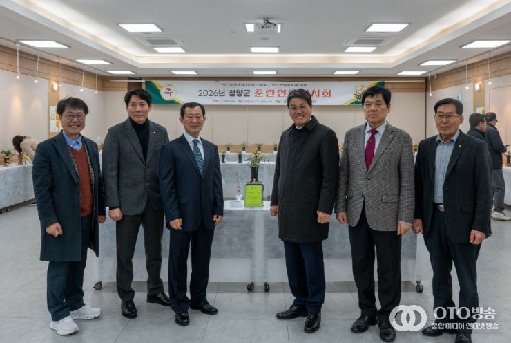 지난 6일 김돈곤 청양군수가 노인일자리사업 참여자를 격려하고 있다.