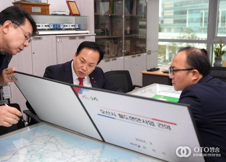 2024.2. 국토부 철도국장과 면담하는 모습