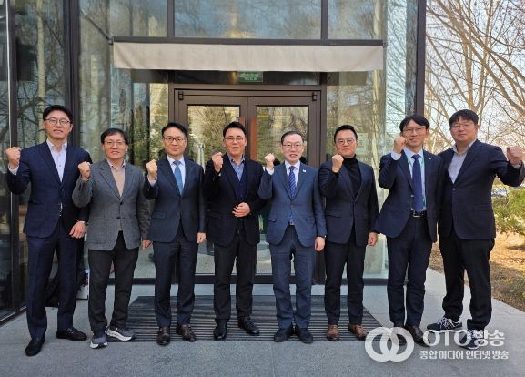 이명구 관세청장(오른쪽 네번째)이 19일 중국 베이징에서 현지에 진출한 7개 우리기업 관계자들과 간담회를 마친 뒤 기념 촬영하고 있다