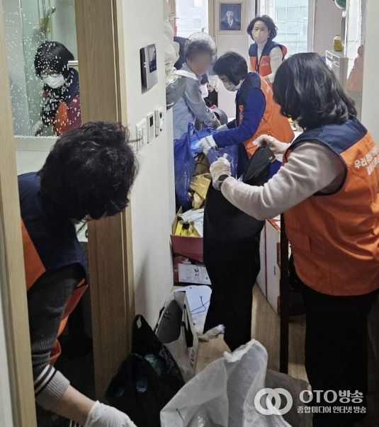 수원시 영통구 광교1동, 복지사각지대 홀몸 어르신 가구 방문… 말벗·주거환경 정비 지원