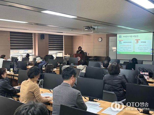 만안치매안심센터는 23일 국민건보공단 안양운영센터와 함께 장기요양 급여이용설명회에서 치매안심센터를 상세히 안내했다
