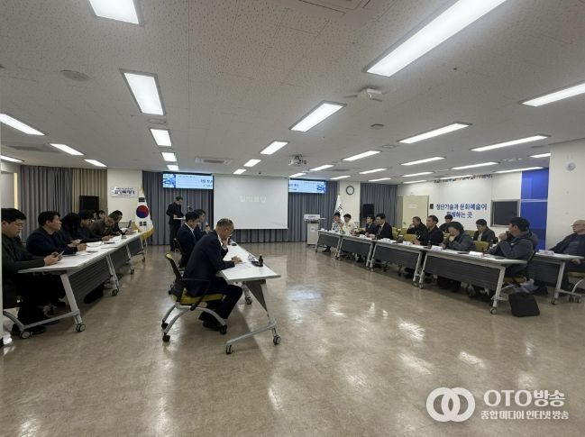 화성특례시가 ‘동탄트램 건설사업’ 추진 관련 시민간담회를 열고 추진 경과를 설명하고 있다