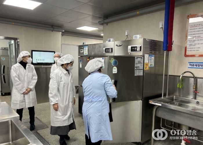 수원교육지원청, 신학기 맞이 간부공무원 특별 학교급식 위생점검 실시