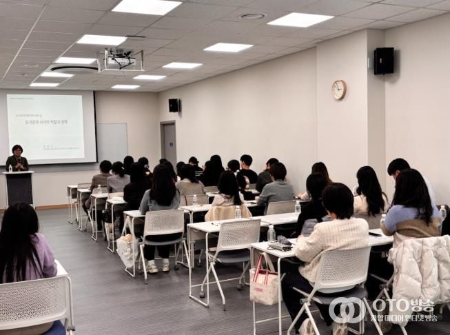 천안시도서관본부가 26일 사서직 공무원을 대상으로 직무교육을 진행하고 있다.