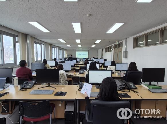 천안시가 서북구청에서 공무원을 대상으로 ‘생성형 AI 업무활용 실습교육’을 실시하고 있다.