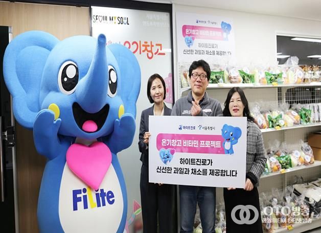 24일 영등포 쪽방촌 온기창고 3호점에서 ‘2026 비타민 프로젝트’ 전달식이 열렸다.(좌측부터 (주)하이트진로 전시내 과장, 영등포 김형옥 쪽방상담소 소장, 서울시 박월진 자활지원과장)