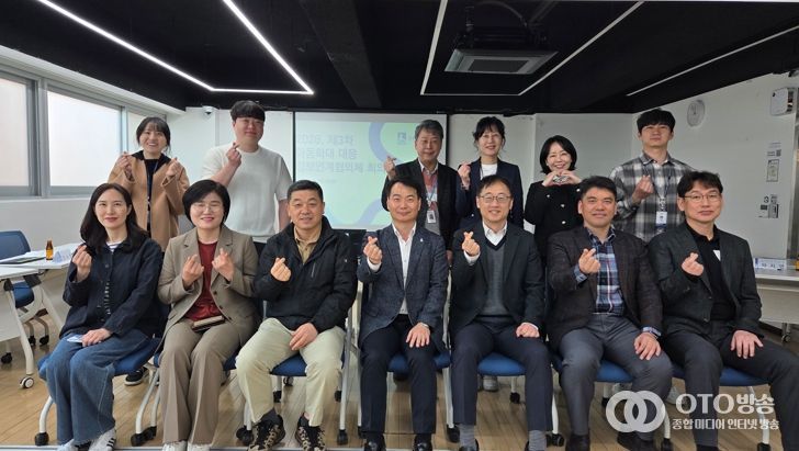 아동학대 대응 정보연계협의체 회의 참석자들이 회의를 마치고 기념촬영을 하고 있다.