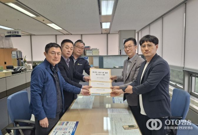 천안시 시내버스 운수 3사 노동조합 지부장들이 30일 천안시에 ‘난폭운전 근절 서약서’를 제출하고 있다.