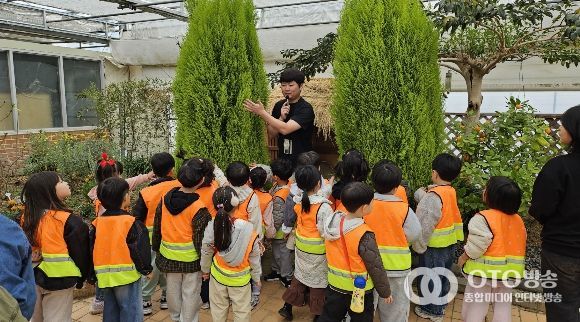 1. 천안시농업기술센터가 어린이들과 함께 식물관찰 교실을 진행하고 있다.