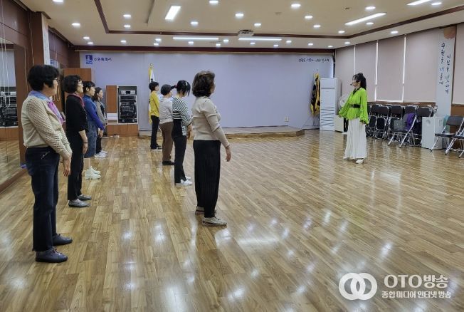 수원시 장안구 정자2동 주민자치회, 주민자치센터 신규 프로그램 ‘챠밍모델워킹’ 운영