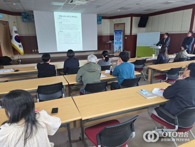 청양군농업기술센터가 4월 직원회의를 개최하고 스터그 그룹 연간 활동 계획을 발표하고 있다.