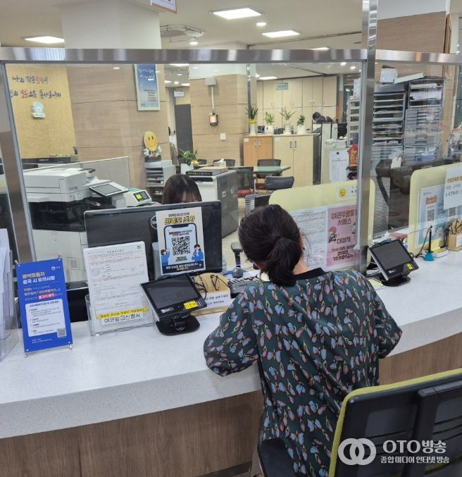 민원인이 ‘화요 야간 여권 민원실’에 방문해 여권 업무를 처리하고 있다.