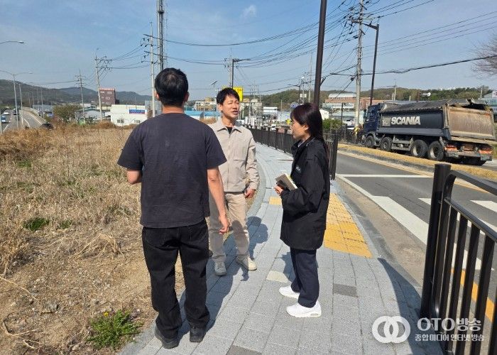 최병주 효행구청장이 삼천병마로 일원 집중관리구역에서 도로변 잡초 및 쓰레기 등 환경 저해 요소를 살피며 현장 점검을 실시하고 있다