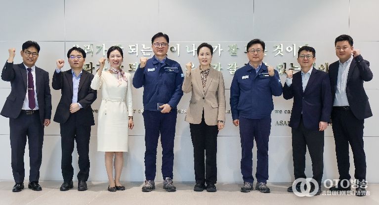 이진희 관세청 통관국장(오른쪽 네번째)이 14일 HD현대오일뱅크 대산공장을 방문하여 현장 애로사항을 직접 청취한 뒤 업체 관계자들과 기념 촬영하고 있다
<p> </p>
<p>