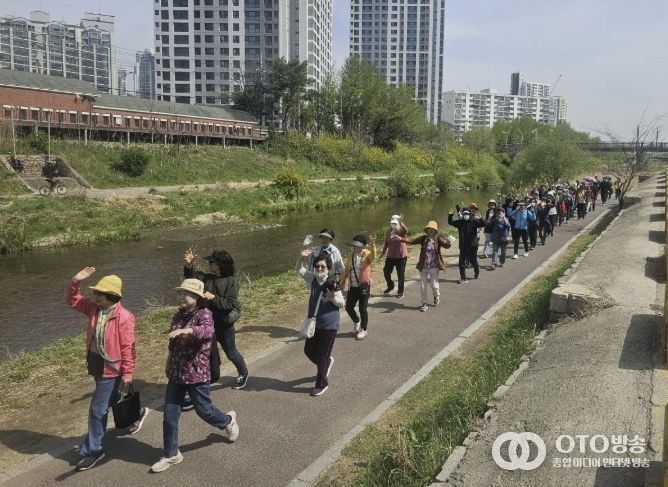 안양시 동안치매안심센터 '치매 극복 걷기 행사' 개최…치매 어르신·가족 등 225명 참여
